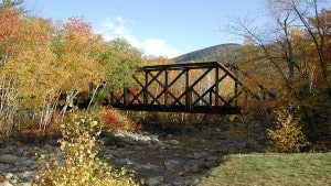 Kleine Brücke in New Hampshire mitten im Indian Summer