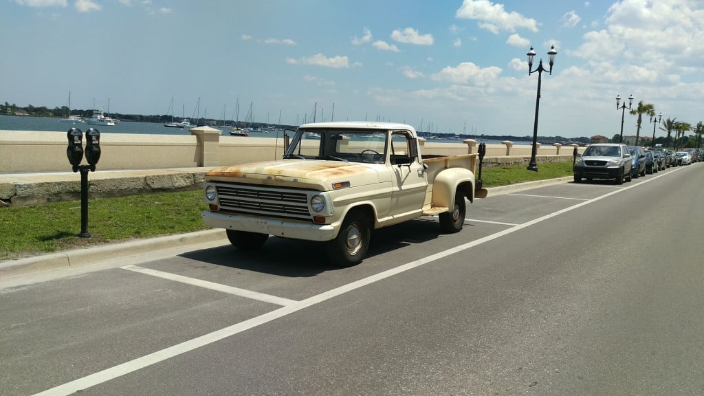 Parkender Oldtimer am Straßenrand in Florida