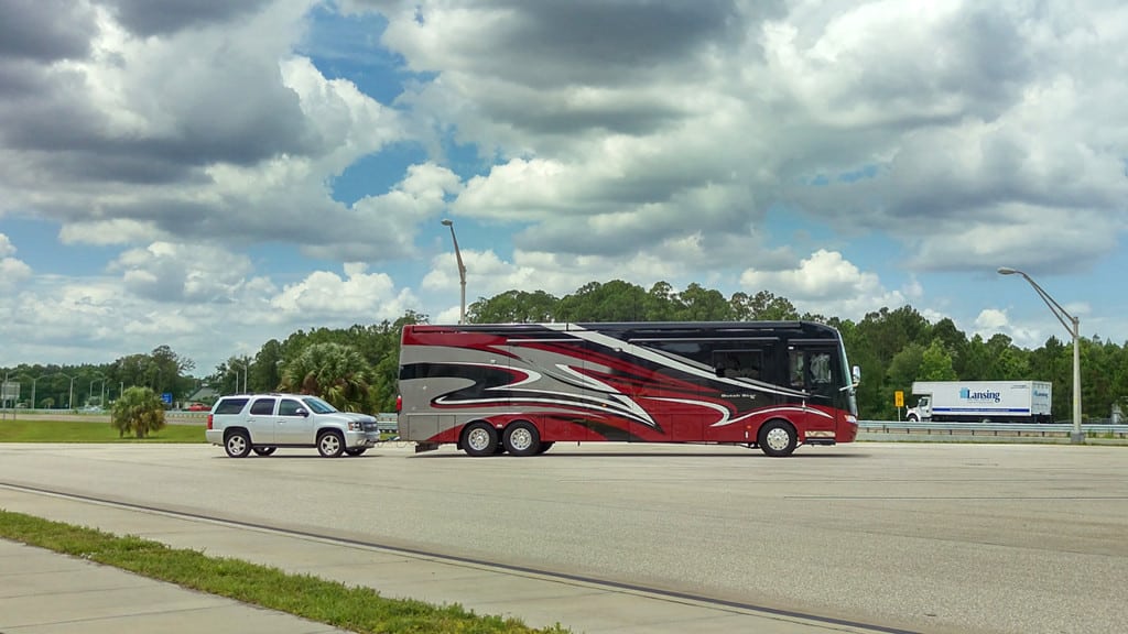 Wohnmobil mit angehängten Auto auf einem Parkplatz in Florida