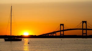 Die Claiborne Bell Bridge bei Sonnenuntergang in Newport, Rhode Island