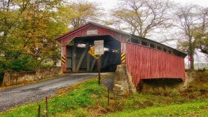 Rote kleine Holzbrücke irgendwo in New England, USA
