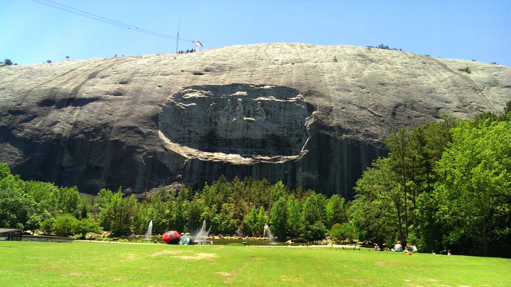 Blick von unten auf den Stone Mountain in Atlanta, USA