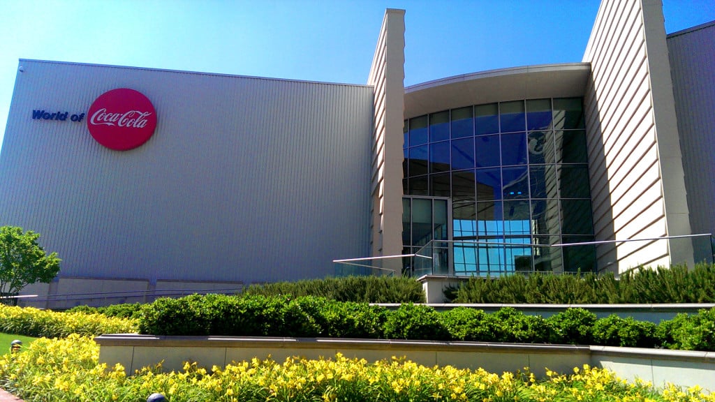 Blick auf die World of Coca Cola in Atlanta, Georgia