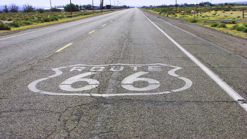 Das Route 66 Zeichen/Logo auf der Straße