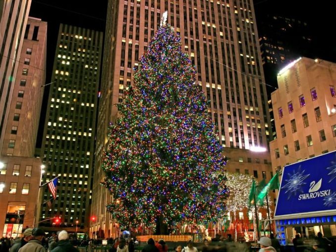 Rockefeller Center in New York mit seinem Weihnachtsbaum