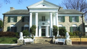 Die Ranch Graceland und ihre Villa galt als der Wohnsitz des King of Rock'n Roll Elvis Presley (Bildquelle: http://bit.ly/1iNUHkf)