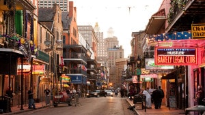 Die Chris Litherland Bourbon Street in New Orleans mit seinem Südstaatenflair (Bildquelle: http://bit.ly/1XZyoIg)