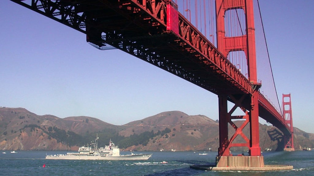 Die rote Golden Gate Bridge in der Bucht von San Francisco.