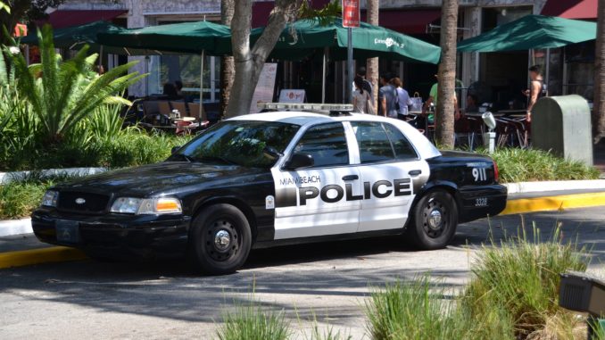 USA Polizeiauto parkend am Straßenrand