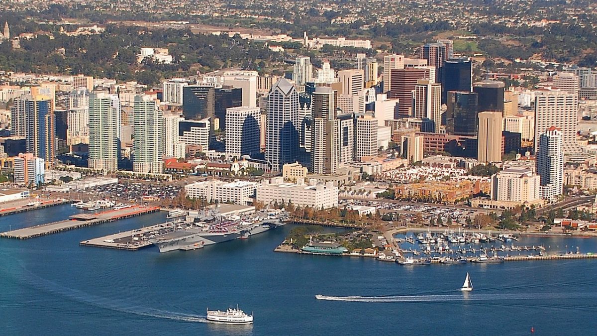 Der Blick von Oben auf die Skyline und den Hafen von San Diego, USA.