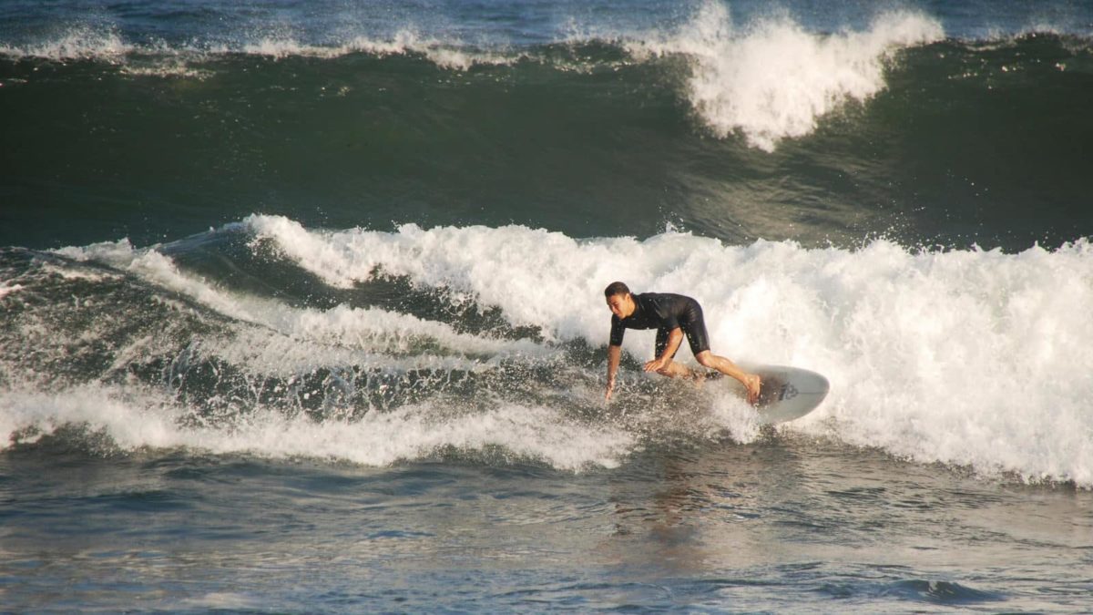 Kalifornien ist der Surfer Bundesstaat mit seinen zahlreichen Surfern am Strand und im Meer.