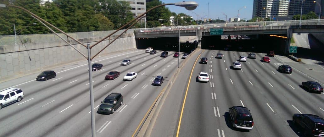 7-spuriger Highway durch Downtown Atlanta