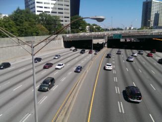 7-spuriger Highway durch Downtown Atlanta