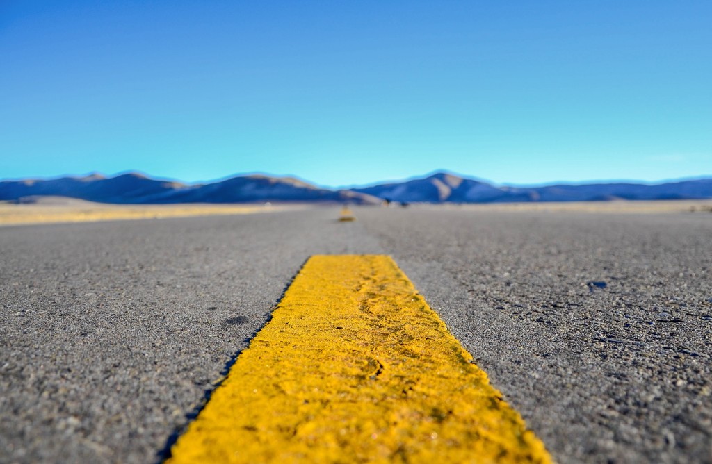 Gelbe gestrichelte Linie auf einer einsamen Straße in den USA.