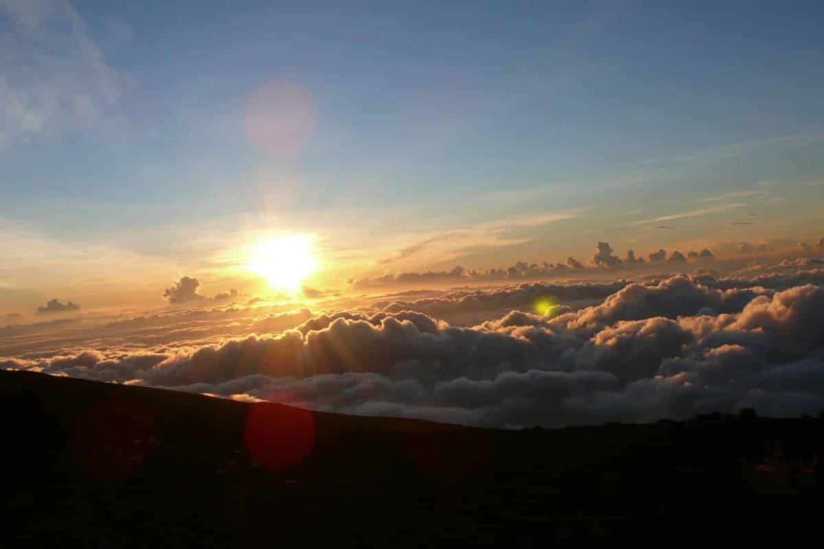 Sonnenaufgang auf dem Kraterrand des Haleakala Vulkans.