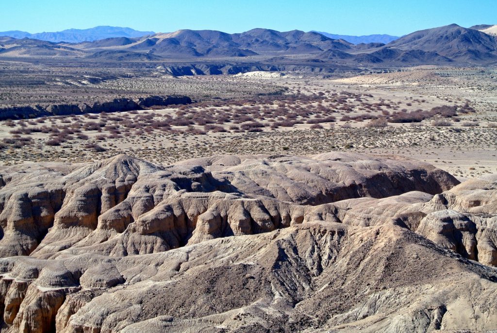 Sand und Berge bestimmen die Mojave Wüste.