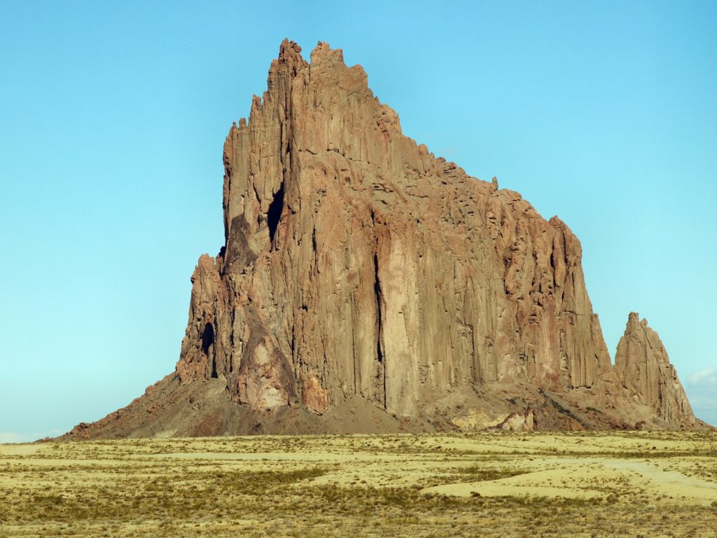 Die Felsformation Shiprock in New Mexico.