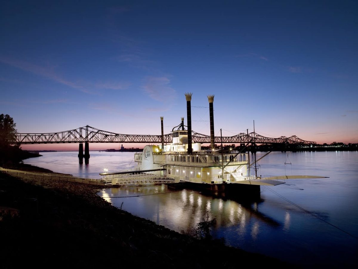 Riverboat Cruises (Schaufelrad) auf dem Mississippi